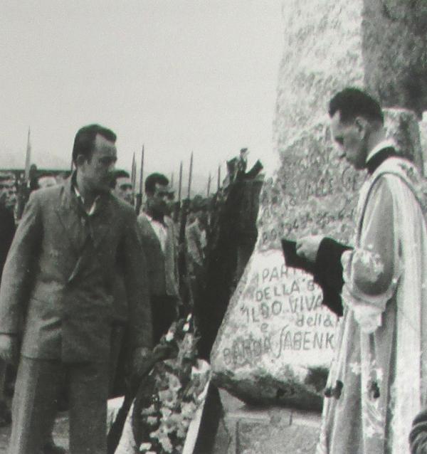 Borgo S.D., 1946. Inaugurazione del monumento alla Resistenza. La benedizione di don Raimondo Viale.