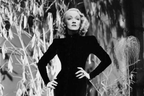 Marlene Dietrich in “A Foreign Affair” è Erika von Schlütow, fatale cantante di cabaret con un passato di protetta dalla gerarchia nazista.