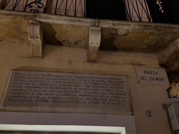 Lapide in piazza dei Signori, Padova