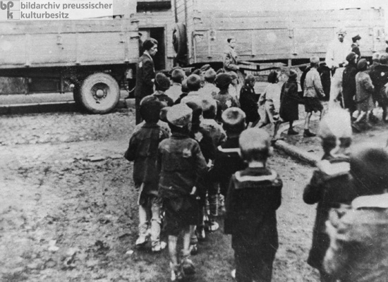 Settembre 1942.Tutti i bambini ebrei sotto i 10 anni vengono deportati dal ghetto di Łódź verso il campo di sterminio di Chelmno
