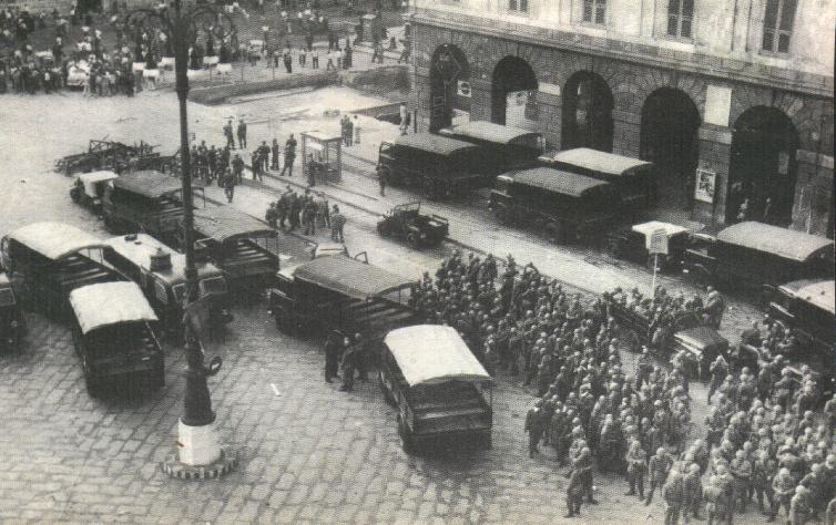 30 giugno 1960 - piazza De Ferrari - I reparti celere di Tambroni si preparano ad attaccare gli antifascisti.