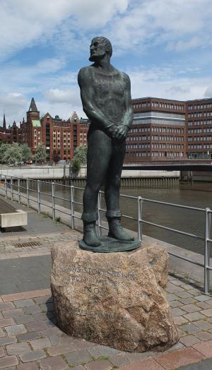 La statua di Klaus Störtebecker ad Amburgo