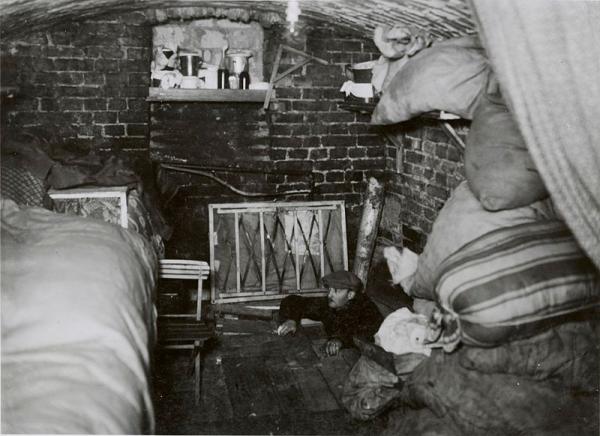 Un rifugio sotterraneo dei combattenti ebrei nel ghetto di Varsavia, fotografia allegata al rapporto redatto da Jürgen Stroop