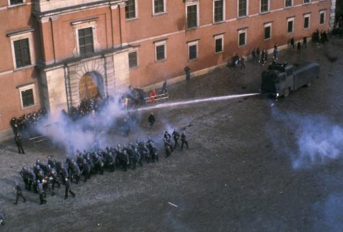 La polizia disperde una manifestazione sindacale a Varsavia, il 3 maggio 1982.