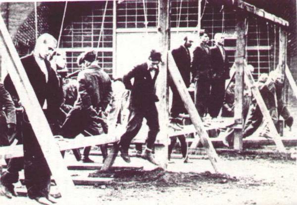 Esecuzione di prigionieri a Colonia, ottobre 1944 (così furono eliminati i Navajos pochi giorni più tardi)