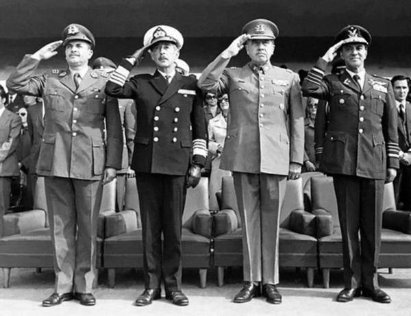 Junta militar de Chile, 1973-78, Da sx a dx: César Mendoza, comandante dei Carabineros; José Toribio Merino, comandante della Marina; Augusto Pinochet, comandante dell’Esercito e Gustavo Leigh Guzmán, comandante dell’Aviazione.