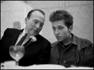 John Henry Faulk con Bob Dylan nel 1963 ad un ricevimento organizzato dal National Emergency Civil Liberties Committee per la celebrazione dell'anniversario della ratifica del "Bill of Rights".