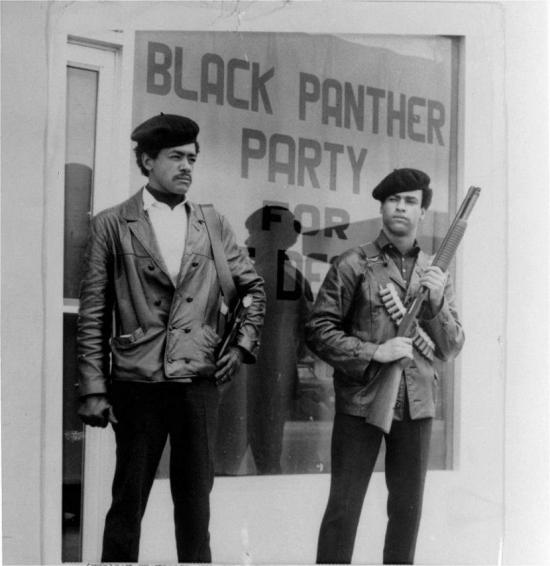Una celebre foto-manifesto del BPP: Bobby Seale (a sinistra) con Huey P. Newton