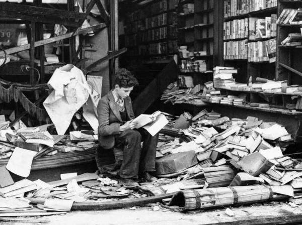 After A Fire Raid, Londra, 1940. Una libreria devastata.