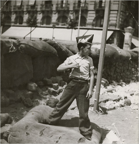 Bambino su una barricata della FAI, 1936.‎