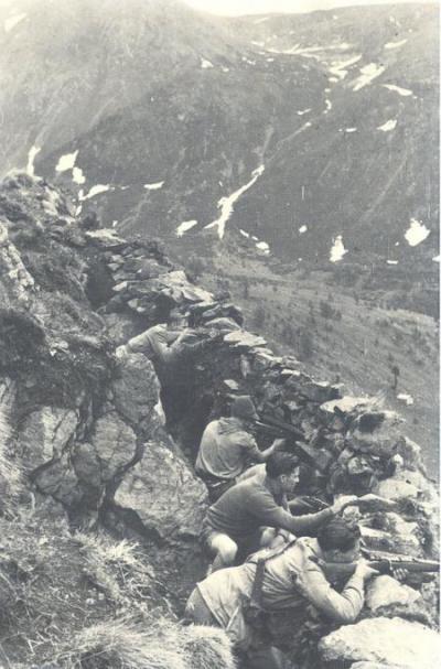 Partigiani delle Fiamme Verdi sul Mortirolo, in Alta Vallecamonica, durante la ‎battaglia del 9 aprile - 2 maggio 1945, considerata da molti storici come la più grande battaglia ‎campale sostenuta dalla Resistenza in Italia.‎