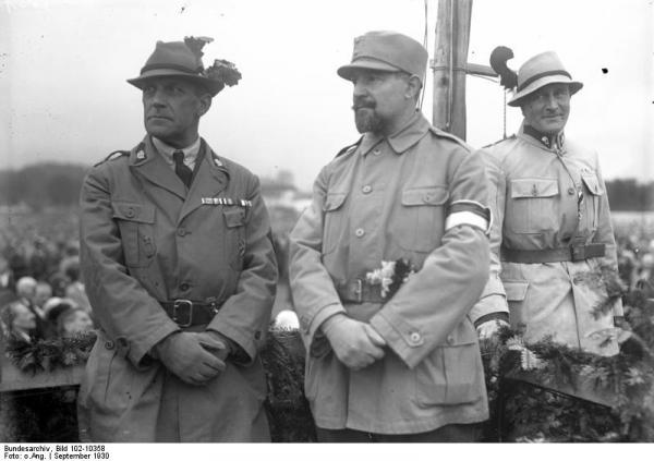 Tre capoccioni dell'Heimwehr nelle loro tipiche divise “tiroleggianti”, 1930