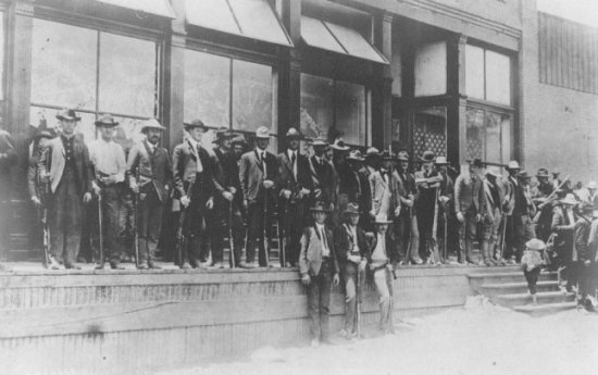 Rangers e guardie rurali schierati a difesa della “tienda de raya” della Cananea Consolidated Copper Company nel 1906.