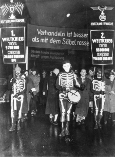Afin de ne pas accuser tout le peuple allemand, tous les Allemands d'être des porteurs de casques et de drapeaux, je suggère d'illustrer "Ein Volk, ein Helm..." par l'image suivante... C'est une manifestation pacifiste à Munich dans les années 1950.