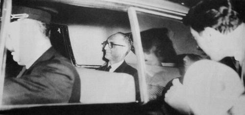 ‎Marzo 1962. Il presidente Frondizi viene portato via in stato di arresto durante il golpe militare‎
