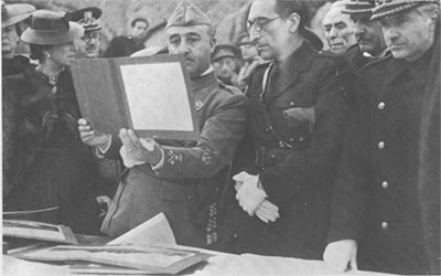 Rafael Sánchez Mazas accanto a Francisco Franco