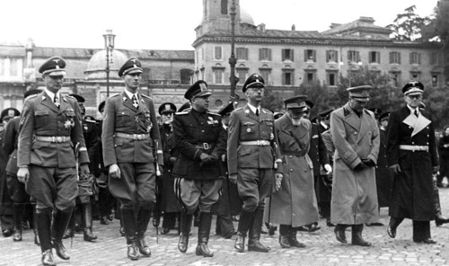 Graziani (secondo da destra) con Himmler (quarto da destra), Heydrich (secondo da sinistra) e altri caporioni nazi e fascisti al funerale del capo della polizia Bocchini, Roma, 21 novembre 1940.