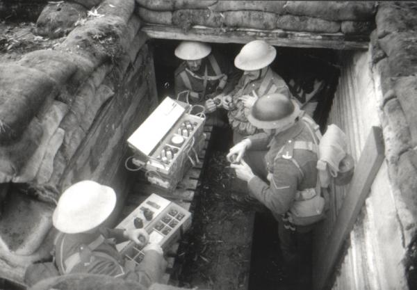  ‎1916. In una ‎trincea si innescano le “Mills bombs”, le classiche bombe a mano ad ananas inventate dagli inglesi‎