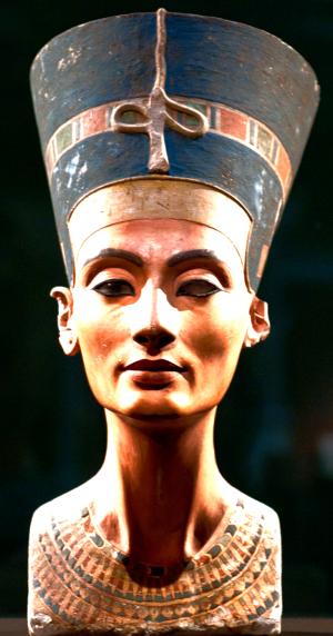 Néfertiti en Reine,<br />
Hiératique, proche, contemporaine