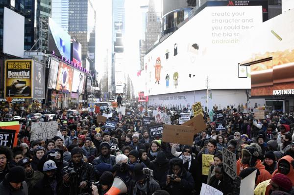 Times Square, 2014. Manifestanti contro la mancata incriminazione del poliziotto che uccise il giovane afroamericano Michael Brown.