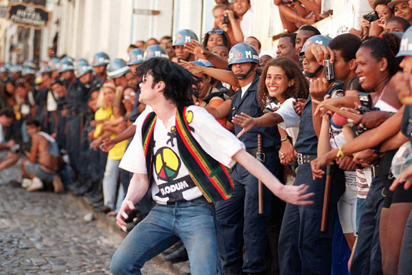 Michael Jackson  sul set a Salvador de Bahia, indossando la maglietta del Bloco Olodum.
