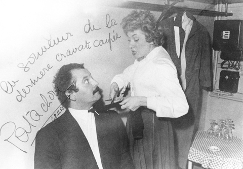 Patachou coupe la cravatte de Brassens, 1952. 