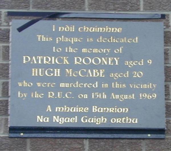 Targa commemorativa del bambino e del ragazzo uccisi dalla polizia nord-irlandese il 15 agosto 1969.