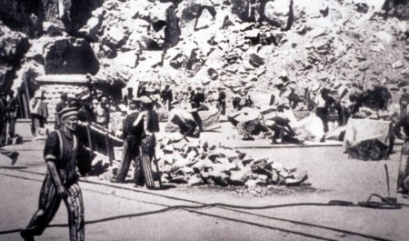 Prigionieri al lavoro nella cava di granito di Mauthausen (La fotografia potrebbe essere una delle tante scattate del catalano Francesc Boix)
