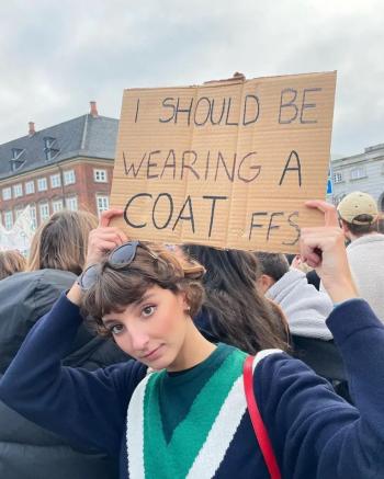 A Sofia Pasotto, attivista dei Fridays for future, è stato impedito di mostrare i cartelli di protesta