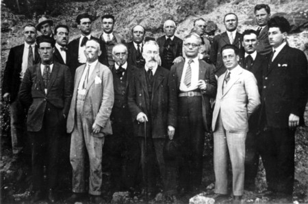 Giuseppe Massarenti (al centro col bastone) insieme ad altri confinati ad Ustica