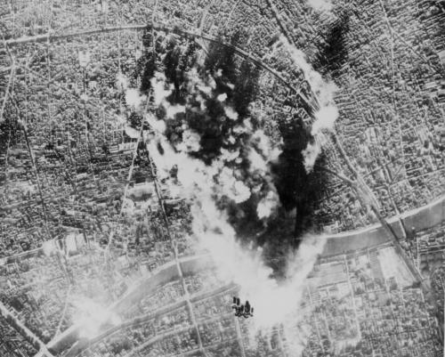 1943. Bombardamento alleato su Parigi ‎occupata