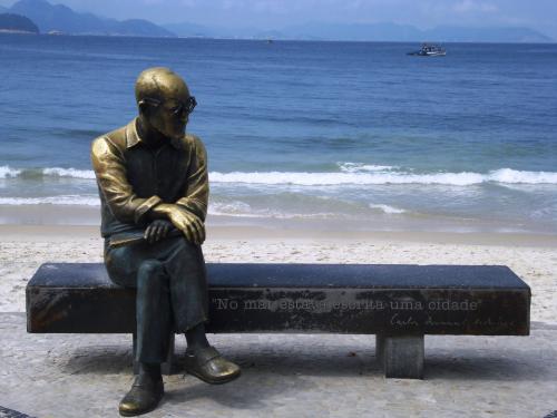 Monumento a Carlos Drummond de Andrade a Copacabana, Rio de Janeiro