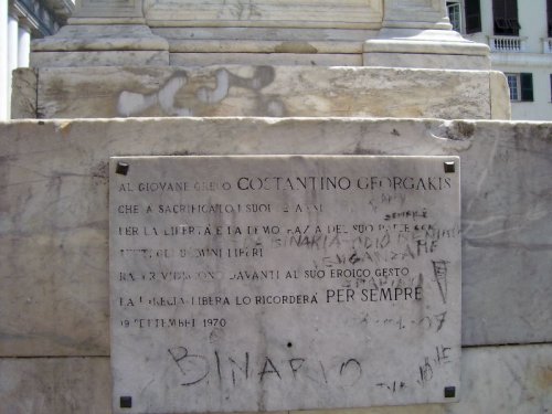 La lapide dedicata a Kostas Georgakis in piazza Matteotti, a Genova.