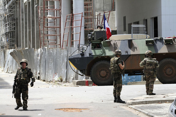 <br />
‎Truppe francesi in azione ‎ad Abidjan, aprile 2011‎
