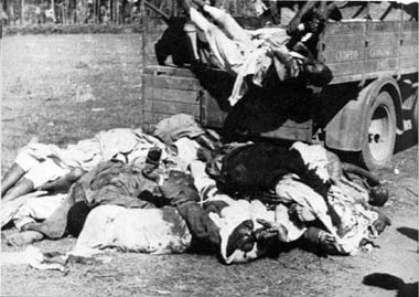 Debra Libanos, 21 maggio 1937. Copti massacrati dagli italiani e scaricati da un camion.