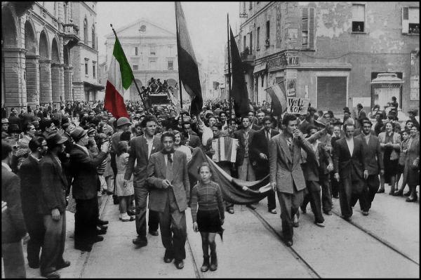 Festa per la liberazione di Genova. I partigiani fecero tutto da soli, che gli americani arrivarono solo il 26 il tarda serata (da notarsi il cartello di benvenuto in “anglo-genovese”…)