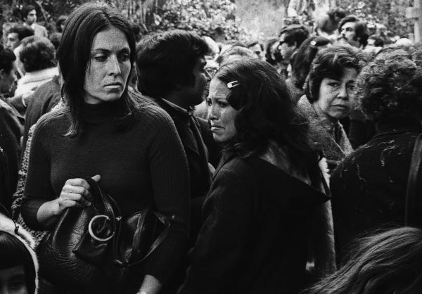 Donne al funerale di Pablo Neruda, foto di Marcelo Montecino.