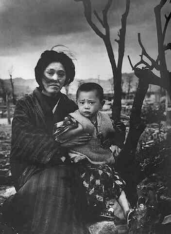 Madre e figlia a Hiroshima, 1945. Mother and child in Hiroshima, 1945.