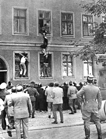 Dalla fnestra, successivamente le finestre che davano su Berlino Ovest furono murate