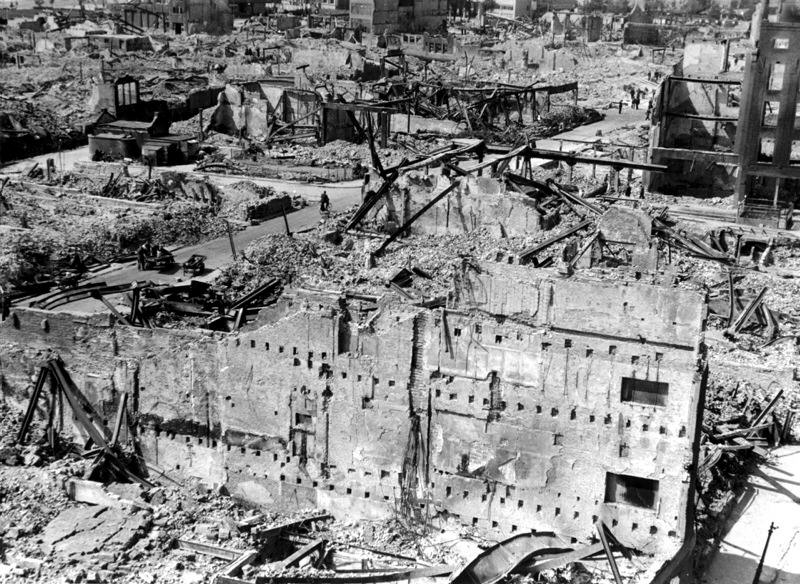 Rotterdam, 14 maggio 1940. Le rovine della Hoogstraat.