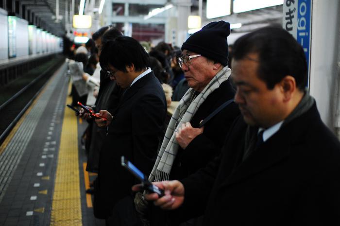 Aspettando il treno a Tokyo - foto di Héctor Garcia - Kirai