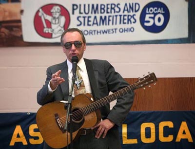 Dave Lippman nei panni di George Shrub, l'unico cantante agente della CIA.
