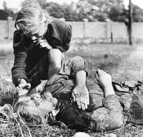 Polonia, 1939. Kazimiera Mika, 10 anni, piange sul corpo della sorella uccisa dai tedeschi (foto AP del fotoreporter Julien Bryan)
