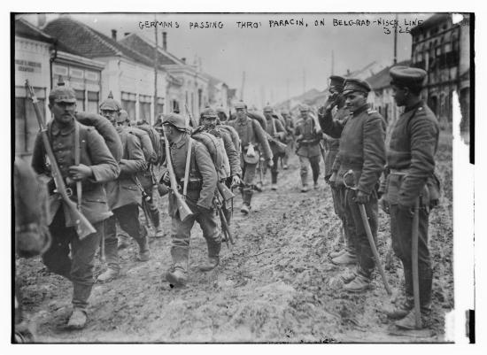 Soldati tedeschi attraversano Paracin verso Belgrado, 1915