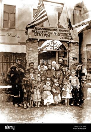 Rifugiati serbi a Uskut, Crimea, assistiti dalla Croce Rossa Americana, 1917.