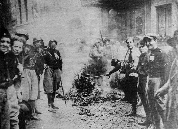 Un gruppo di squadristi brucia libri e documenti sottratti a una sede socialista (1922)
