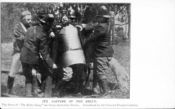 La cattura di Ned Kelly – con indosso la sua armatura – da uno dei primi film della storia del cinema, “The Story of the Kelly Gang” del 1906