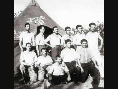 1948: Ο Μίκης Θεοδωράκης στη Μακρόνησος μαζί με άλλους φυλακισμένους. Εἰναι ο τελευταίος δεξιά, γονατισμένος.