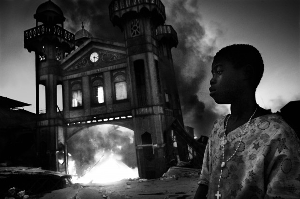 Riccardo Venturi, World Press Photo 2011, "Incendio al mercato", Port-au-Prince, Haiti, 18 gennaio 2010.