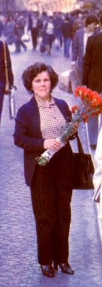 Celeste Caeiro offre i garofani la mattina del 25 aprile 1974.